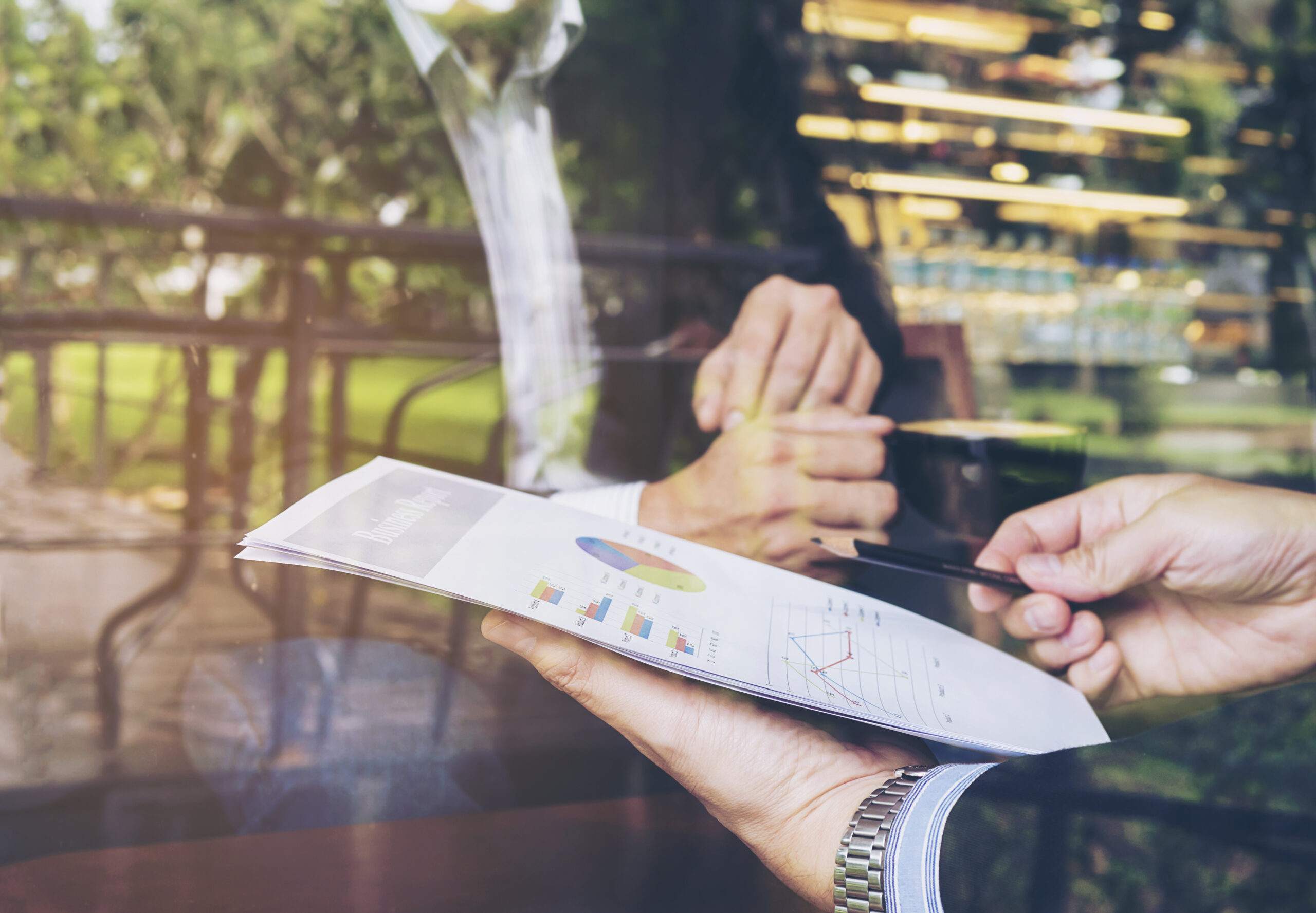 Professionnels analysant rapport RSE avec graphiques et indicateurs de performance extra-financière