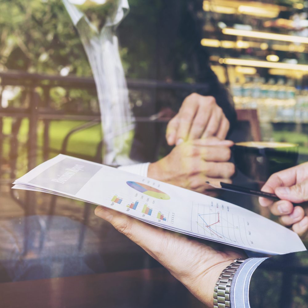 Professionnels analysant rapport RSE avec graphiques et indicateurs de performance extra-financière